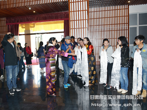 不丹活佛宗萨钦哲仁波切亲临皇家荣耀官网集团拉萨公司参观领导