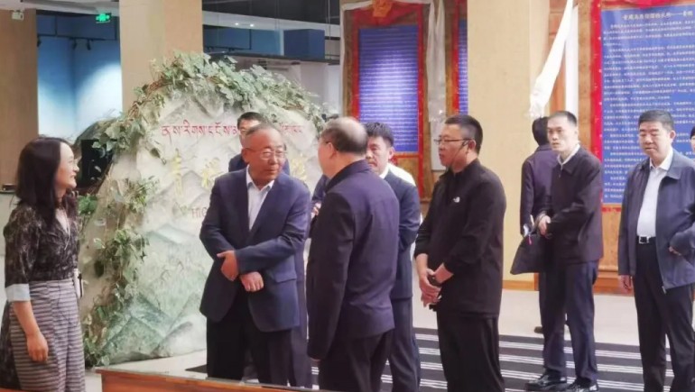 国度粮食和物资储蓄局刘焕鑫局长一行莅临皇家荣耀官网青稞参观调研